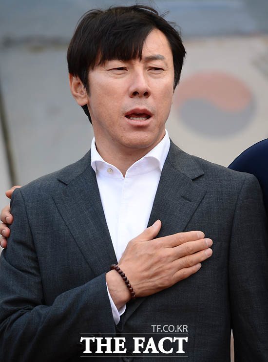 한국 신태용 감독이 경기 전 국민의례 때 가슴에 손을 얹고 애국가를 부르고 있다.