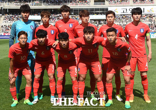 한국 대표팀 선수들이 경기 전 기념 촬영을 하고 있다.