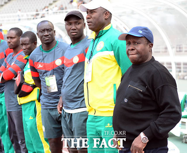 세네갈 코토 감독이 경기 전 그라운드를 유심히 바라보고 있다.