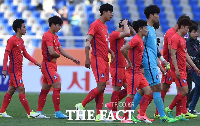 한국이 2-2로 세네갈과 비긴 가운데 경기 종료 후 선수들이 아쉬운표정으로 그라운드를 빠져나가고 있다.