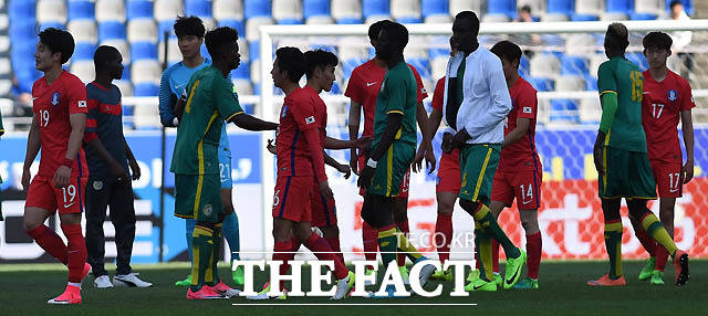 한국이 2-2로 세네갈과 비긴 가운데 경기 종료 후 양팀 선수들이 인사를 나누고 있다.