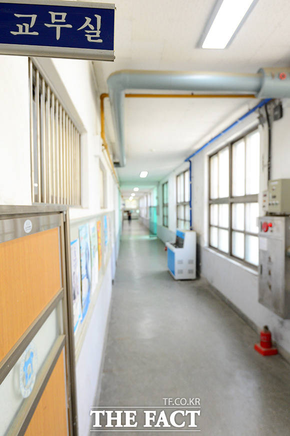 김영란법의 여파 때문인지 찾아오는 학생과 학부모도 사라진 교무실