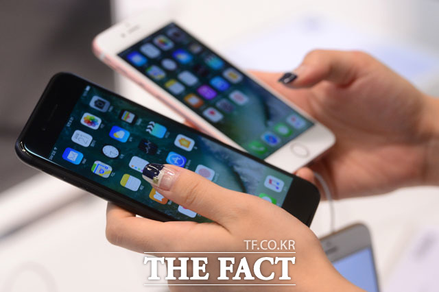 미국 투자은행 골드만삭스는 아이폰8의 가격이 최저 1000달러(112만 원)에 달할 것이라고 전망했다. 사진은 애플이 지난해 하반기 출시한 아이폰7. /남윤호 기자