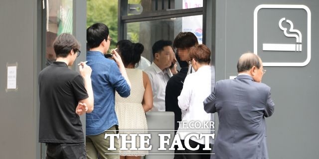 금연아파트 정책이 아파트 입주민 중 흡연권을 추구하는 흡연자와 비흡연자간 갈등의 단초를 제공하며 사실상 이렇다할 성과를 내지 못하고 있다. /더팩트DB