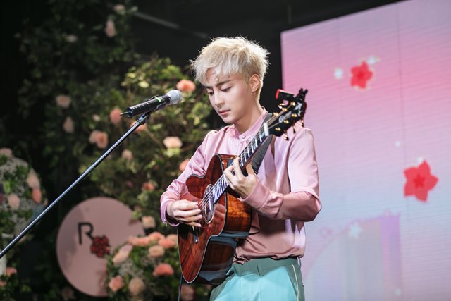 개화기로 컴백한 가수 로이킴. 로이킴은 16일 서울 마포구 잔다리로 무브홀에서 첫 번째 미니앨범 개화기 쇼케이스를 열었다. /CJ E&M 제공