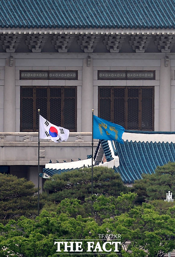 문재인 정부 출범 후 다시 펄럭이는 봉황기