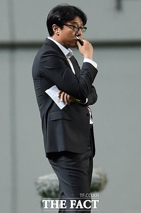 서울 황선홍 감독이 경기가 생각대로 풀리지 않은 듯 불만족스런 표정으로 지켜보고 있다.