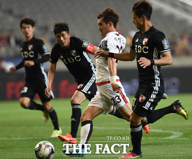 서울 이석현이 부산 문전에서 수비수들을 차례로 제치고 슛을 시도하고 있다.