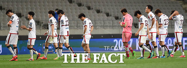 승부차기에서 패한 서울 선수들이 고개를 숙인 채 경기장을 빠져나가고 있다.