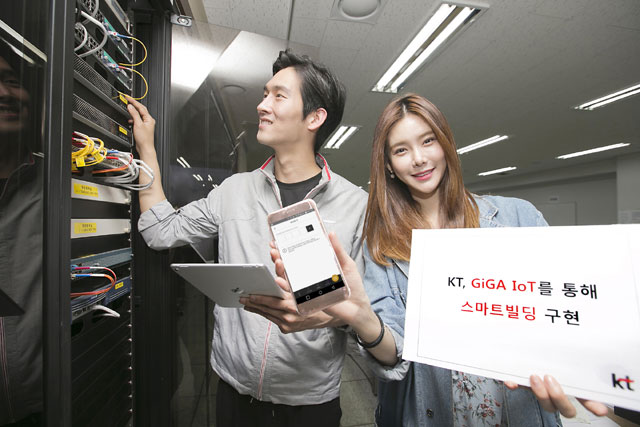KT 모델들이 인천광역시 송도 트리플 스트리트 서버실에서 ICT솔루션을 소개하고 있다. /KT 제공