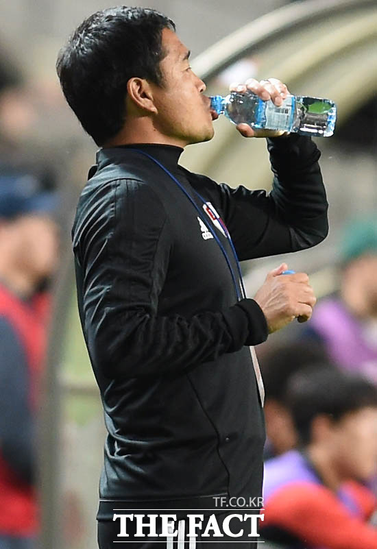 부산 조진호 감독이 경기 중 물을 들이키며 긴장감을 달래고 있다.