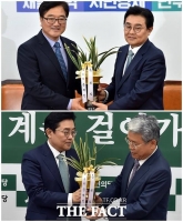 [TF포토] 문재인 대통령 축하난 받는 우원식-김동철 원내대표