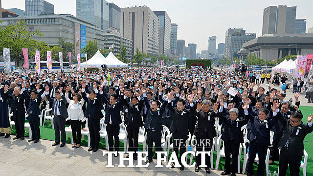 5.18민주화운동 제37주년기념 서울 행사에서 참석자들이 만세 삼창을 하고 있다.