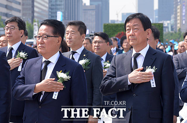 국민의당 박지원 전 대표(왼쪽)과 더불어민주당 진영 의원이 국민의례를 하고 있다.