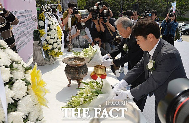헌화하는 박석무 행사위원장(왼쪽)과 김종옥 서울시 정무부시장