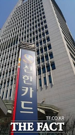 신한카드는 9월 말까지 KT, LG유플러스 제휴카드로 휴대폰을 구입하는 고객을 대상으로 5000원 추가 할인 혜택을 제공한다고 밝혔다. /더팩트 DB