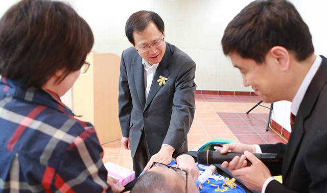 박찬구 금호석유화학 회장이 18일 서울시 노원구 소재 쉼터요양원을 직접 찾아 장애인과 만나고 있다. /금호석유화학 제공