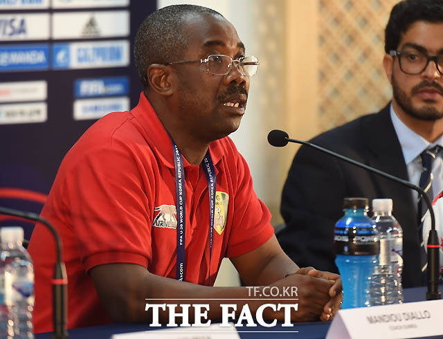 기니 만주 디알로 감독이 한국과 개막전 관련해 기자회견을 갖고 있다.