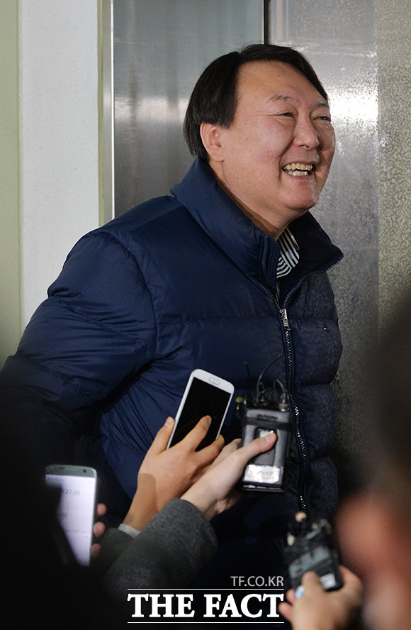 문재인 대통령은 박근혜-최순실 국정농단 사건과 국가정보원 대선개입 의혹 사건 등을 수사했던 윤석열 검사를 서울중앙지검장에 임명했다. /이덕인 기자