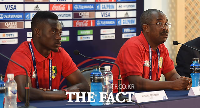 기니 만주 디알로 감독이 한국과 개막전 관련해 기자회견을 갖고 있다.