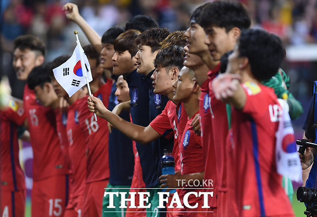 한국 선수들이 3-0으로 기니를 꺾은 가운데 경기 종료 후 세리머니를 하고 있다.