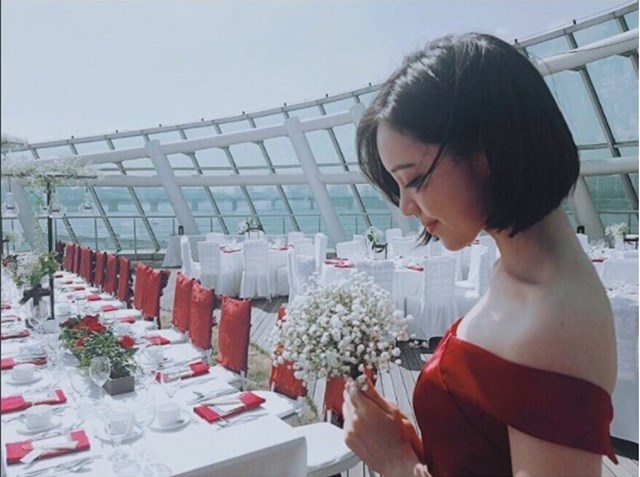 SNL 코리아 시즌 9 김예원, 레드 드레스와 안개꽃, 찰칵 배우 김예원이 안개꽃과 함께 찍은 사진을 공개했다./김예원 인스타그램 캡처