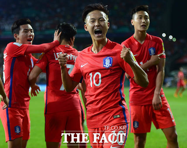 한국 이승우가 후반 백승호가 골을 넣자 팬들 앞에서 즐거워하고 있다.