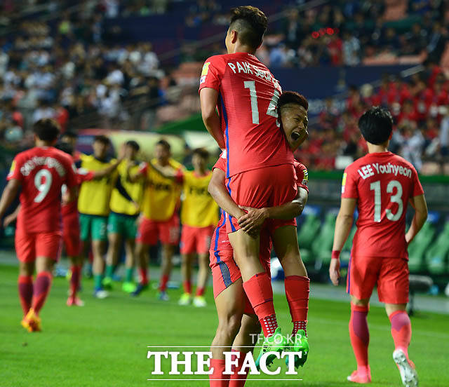 한국 이승우가 후반 골을 성공시킨 백승호 번쩍 들어올리고 있다.
