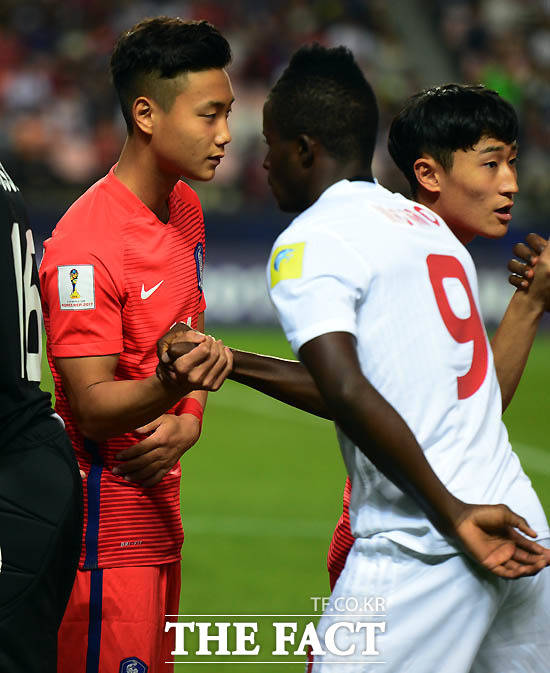 한국 백승호가 경기 전 기니선수들과 인사를 나누고 있다.