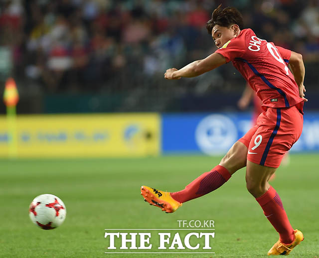 한국 조영욱이 기니 문전에 강력한 슛을 날리고 있다.
