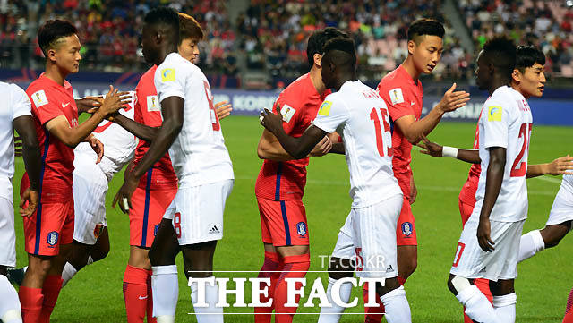 한국과 기니 선수들이 경기 전 악수를 나누고 있다.