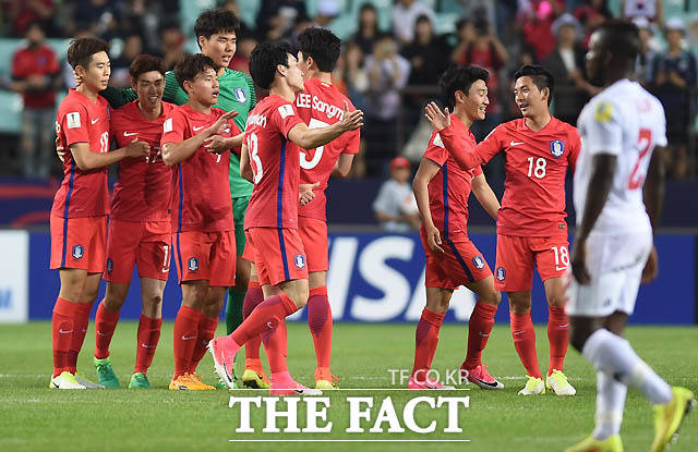 한국 선수들이 3-0으로 기니를 꺾은 가운데 경기 종료 후 하이파이브를 나누고 있다.