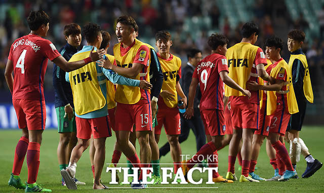 한국 선수들이 3-0으로 기니를 꺾은 가운데 경기 종료 후 하이파이브를 나누고 있다.