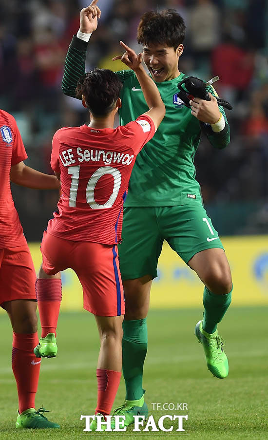 한국 선수들이 3-0으로 기니를 꺾은 가운데 경기 종료 후 이승우와 송범근이 춤을 추고 있다.
