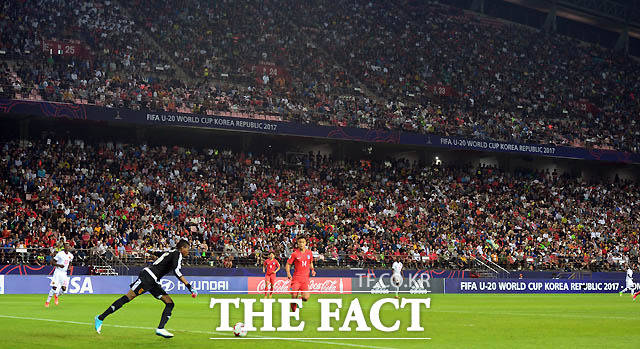 한국-기니전이 매진된 가운데 많은 축구들팬이 경기장을 찾아 관전하고 있다.