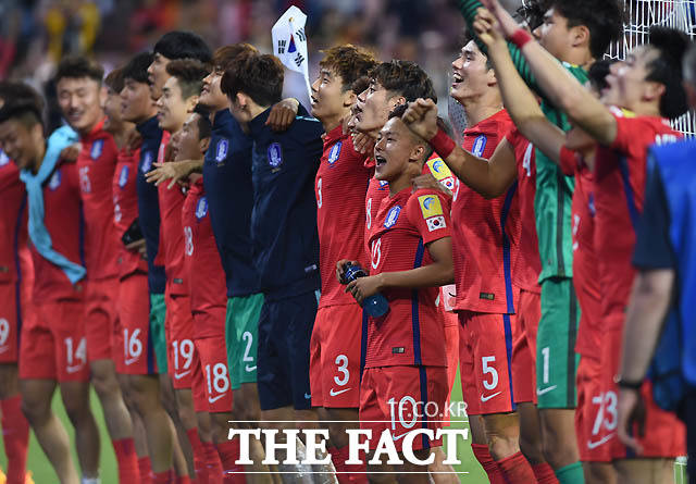 한국 선수들이 3-0으로 기니를 꺾은 가운데 경기 종료 후 세리머니를 하고 있다.