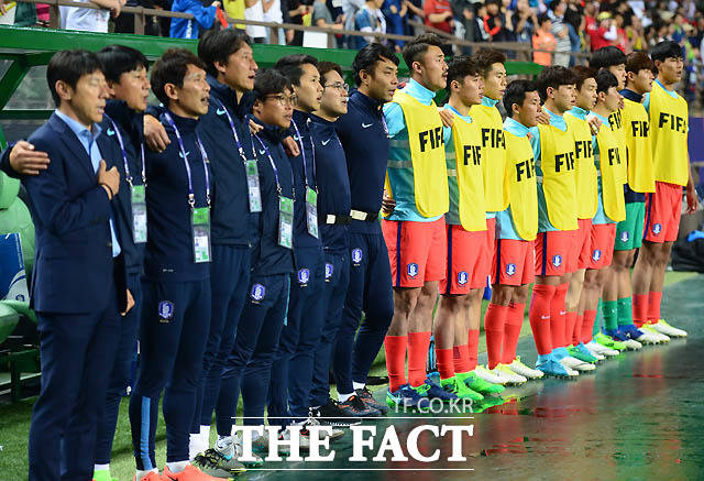 한국 신태용 감독과 코칭스태프, 선수들이 애국가를 제창하고 있다.
