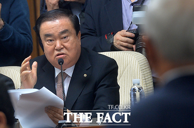 문희상 대일특사가 20일 귀국하며 일본이 위안부합의에 대한 한국 정서를 이해한다고 말했다고 밝혔다. / 사진=더팩트DB