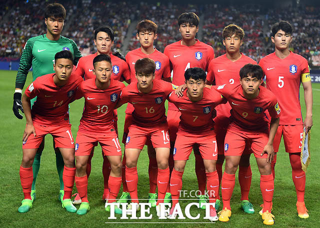 한국 선수들이 경기 전 기념촬영을 하고 있다.