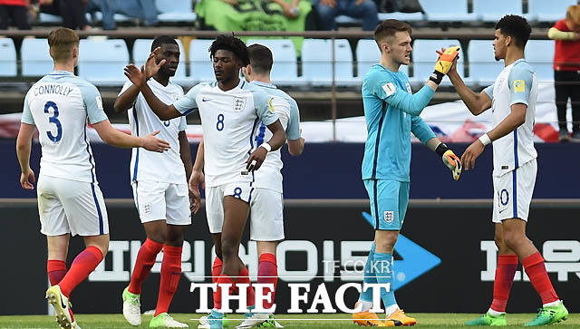 잉글랜드 3-0으로 승리를 거둔 뒤 하이파이브를 나누며 기뻐하고 있다.