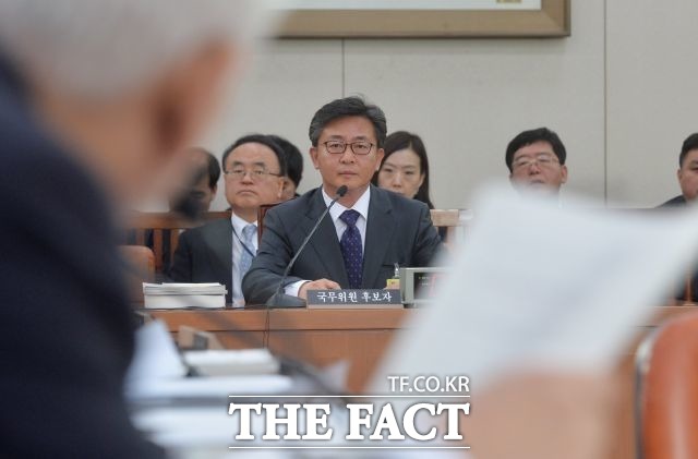 2015년 3월 11일 당시 홍용표 통일부 장관 후보자가 서울 여의도 국회 외교통일위원회에서 열린 인사청문회에서 의원들의 질문을 받고 있다. /문병희 기자