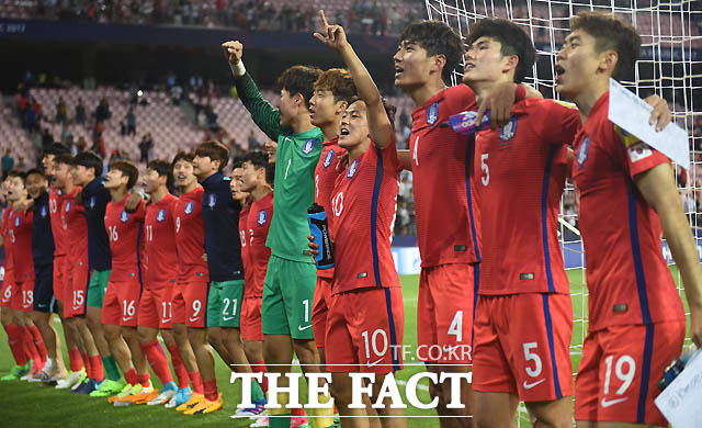한국이 아르헨티나를 2-1로 꺾고 16강에 진출한 가운데 선수들이 세리머니를 하고 있다.