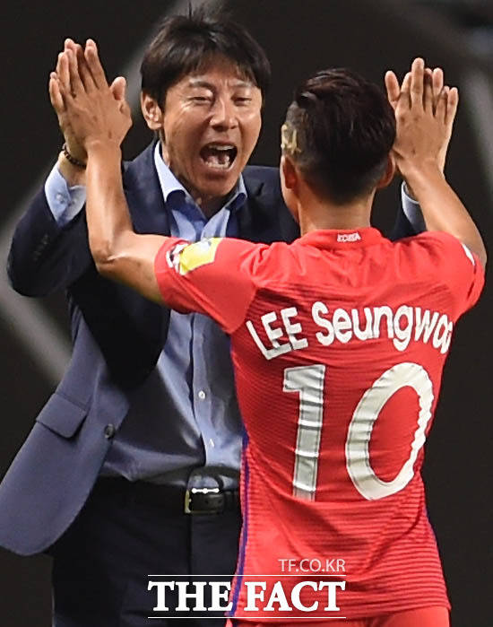 한국 이승우가 전반 선취골을 성공시킨 뒤 신태용 감독과 하이파이브를 나누고 있다.
