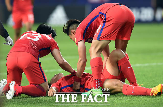 한국 조영욱이 아르헨티나 골키퍼 프랑코와 충돌하며  패널티킥을 얻어낸 뒤 고통을 호소하고 있다. 백승호가 허리를 들어주고 있다.