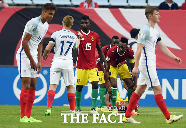 잉글랜드와 기니가 1-1로 비긴 가운데 경기 종료 후 선수들이 인사를 나누고 있다.