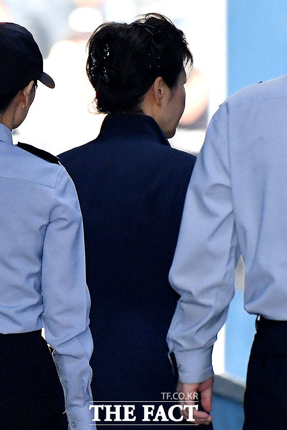 수감된 지 53일 만에 모습을 드러낸 박 전 대통령은 올림머리를 고수한 채 법원에 도착했다. 박 전 대통령이 법원에 들어서고 있다.