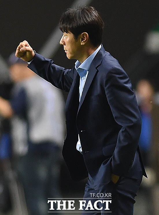 한국이 2-1로 아르헨티나를 누르고 16강 진출을 확정하자 신태용 감독이 주먹을 불끈 쥐고 있다.