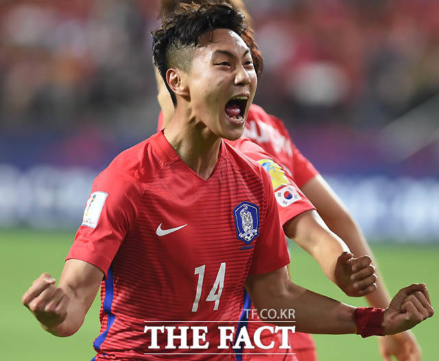 한국 백승호가 1-0으로 리드하던 전반 추가골을 터뜨린 뒤 주먹을 불끈 쥐며 기뻐하고 있다.