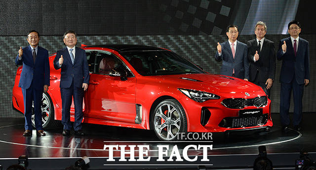 기아자동차가 23일 서울 삼성동 인터컨티넨탈 호텔에서 자사 최초 후륜 구동 고성능 프리미엄세단 스팅어 출시 행사를 개최하고 본격적인 판매에 돌입했다. /임영무 기자