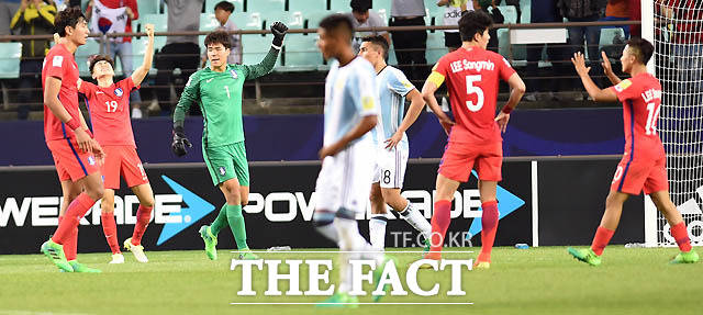 한국이 2-1로 아르헨티나를 누르고 16강 진출을 확정하자 선수들이 환호하고 있다.